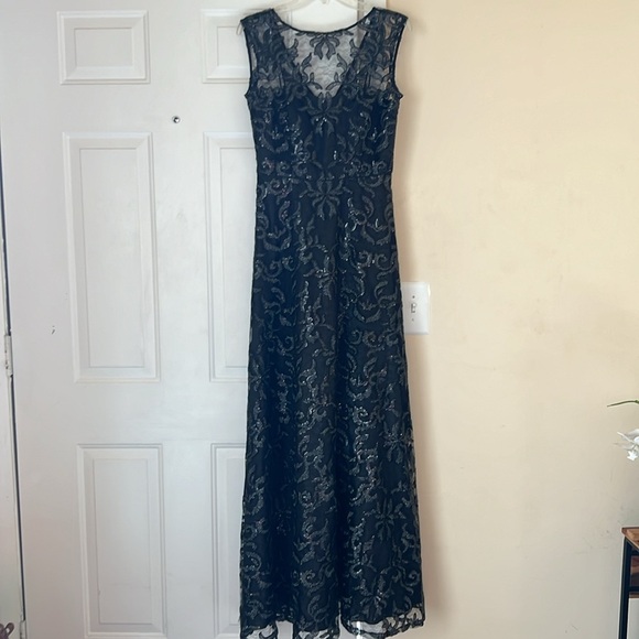 Calvin Klein Evening Gown Black
Metallic Lace Size 4 - Picture 3 of 11